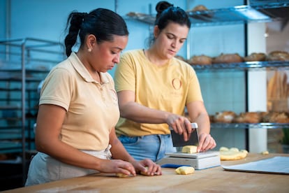 Sandy Zamarripa y Paloma Silvestrin, del obrador Doble Uve, porcionan la masa para formar los panes. 