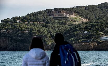 Dos personas observan unas viviendas en construcción en Begur (Girona).