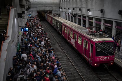 Usuarios del metro, en la estación Pantitlán el 25 de Agosto.