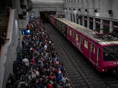 Usuarios del metro, en la estación Pantitlán el 25 de Agosto.