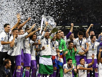 Jogadores levantam o troféu após vitória da Champions League.