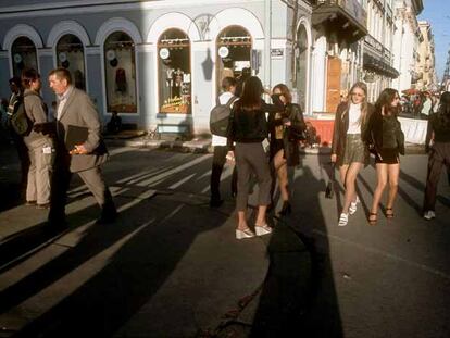 Jóvenes en la Nevsky Prospect (la mítica Perspectiva Nevsky de San Petersburgo). Cerca de aquí se encuentra Vanity, una conocida tienda multimarca de moda.