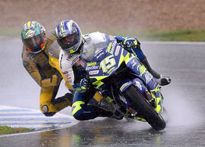 Sete Gibernau, seguido por Biaggi, en la prueba de 500cc.