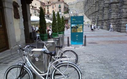 Sistema público de alquiler de bicicletas de Segovia, junto al Acueducto.