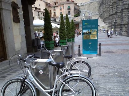 Sistema público de alquiler de bicicletas de Segovia, junto al Acueducto.
