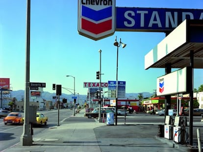 &#039;Beverly Boulevard y La Brea Avenue, Los &Aacute;ngeles, California, 21 de junio de 1975&#039;, de Stephen Shore.