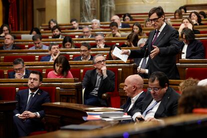 El líder del PSC, Salvador Illa, interpela al presidente de la Generalitat, Pere Aragonès (i), durante la sesión de control en el Parlament.