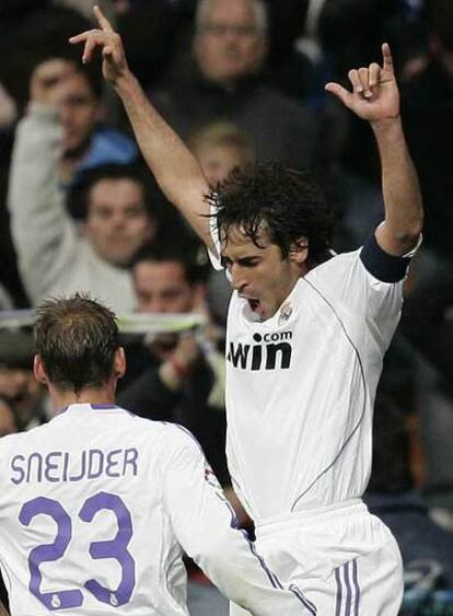Raúl celebra su gol número 290 con el Madrid.