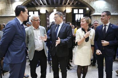 Ximo Puig, en el centro, entre Joan Ribó y María José Salvador.