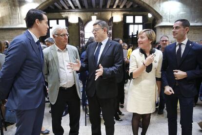 Ximo Puig, en el centro, entre Joan Rib&oacute; y Mar&iacute;a Jos&eacute; Salvador.