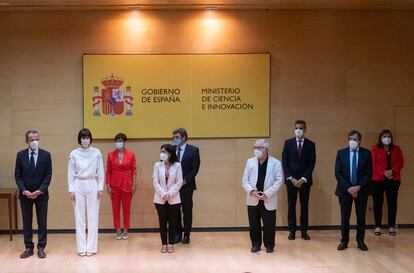 En la primera fila, el exministro de Ciencia e Innovación, Pedro Duque; la nueva ministra de Ciencia e Innovación, Diana Morant; la ministra de Sanidad, Carolina Darias; el ministro de Universidades, Manuel Castells, y, en la segunda fila, la nueva ministra portavoz y de Política Territorial, Isabel Rodríguez, y el ministro de Seguridad Social, Inclusión y Migraciones, José Luis Escrivá, posan en el acto de traspaso de la cartera ministerial, en el salón de actos del Ministerio de Ciencia e Innovación.