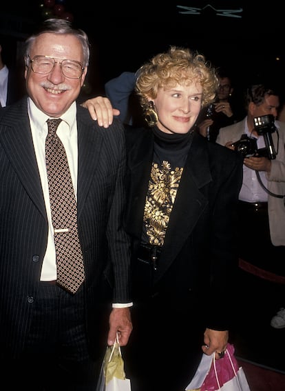 Glenn Close con su padre, William Close, en la fiesta de la 'premiere' de 'Casi una familia' en 1989.