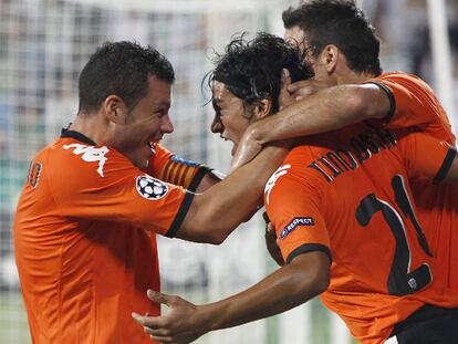 Navarro (izquierda) felicita a Tino Costa por su gol, el primero del Valencia.