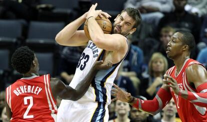 Marc Gasol protege el bal&oacute;n ante dos rivales de Houston.