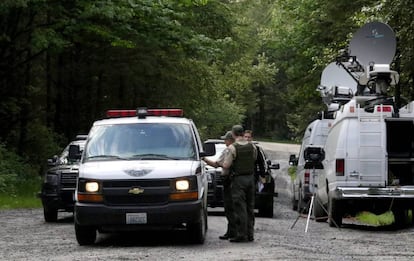 Varios agentes de policía cerca del camino forestal en el que un puma atacó a dos ciclistas este sábado en el estado de Washington.