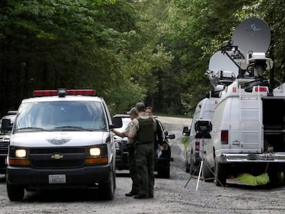 Varios agentes de policía cerca del camino forestal en el que un puma atacó a dos ciclistas este sábado en el estado de Washington.