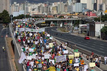 Miles de manifestantes marchan sobre un puente vehicular en Belo Horizonte (Brasil), el 26 de junio de 2013.