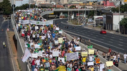 Miles de manifestantes marchan sobre un puente vehicular en Belo Horizonte (Brasil), el 26 de junio de 2013.