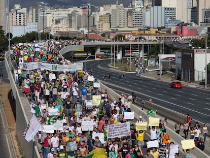Miles de manifestantes marchan sobre un puente vehicular en Belo Horizonte (Brasil), el 26 de junio de 2013.