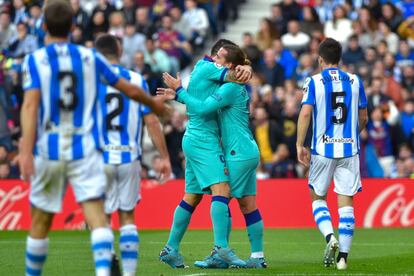 Luis Suárez abraza a Griezmann, tras marcar el primer gol de Barcelona ante la Real Sociedad en Anoeta. 