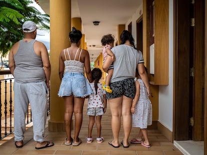 Algunos miembros de las familias que residen en el hotel okupado en Adeje, Tenerife.
