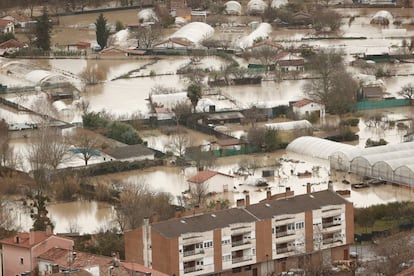 Vista aérea de las huertas durante las inundaciones por el desbordamiento del río Arga en Huarte (Navarra). El vicepresidente vasco y consejero de Seguridad, Josu Erkoreka, ha anulado un viaje institucional a Pamplona y tiene previsto desplazarse al Centro de Gestión de Tráfico y Coordinación de Emergencias de Txurdinaga (Bilbao), donde presidirá la mesa de crisis del Plan Especial ante el Riesgo de Inundaciones.