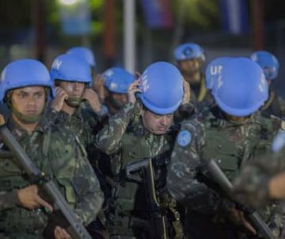 Soldados brasileños de MINUSTAH participan en la ceremonia de clausura oficial de la misión en Puerto Príncipe el 5 de octubre de 2017.