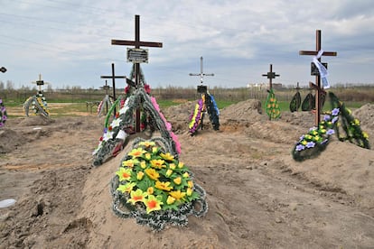 La tumba de Mykhaylo Kovalenko, el pasado 25 de abril. El presidente de Ucrania, Volodímir Zelenski, calificó la matanza de Bucha de “genocidio” y ha pedido una investigación a la Corte Penal Internacional. 
