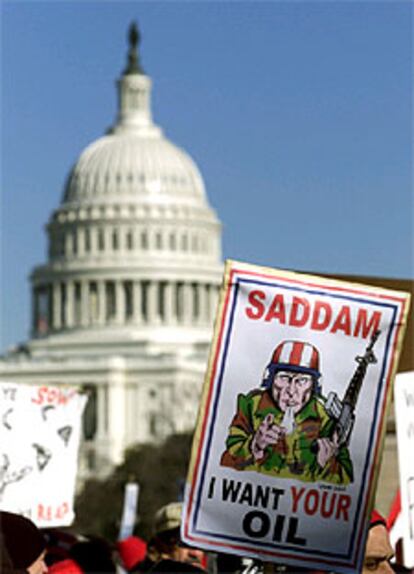 Un manifestante en Washington lleva una pancarta que dice "Sadam, quiero tu petróleo".