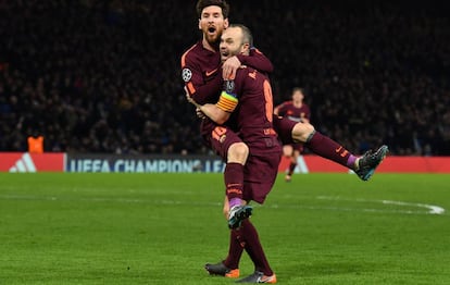 Messi i Iniesta celebren el gol marcat en el partit d'anada a Stamford Bridge.