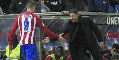 Simeone felicita a Torres en el Calderón.
