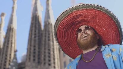 El còmic Llimoo amb barret mexicà. En segon pla, la Sagrada Família.