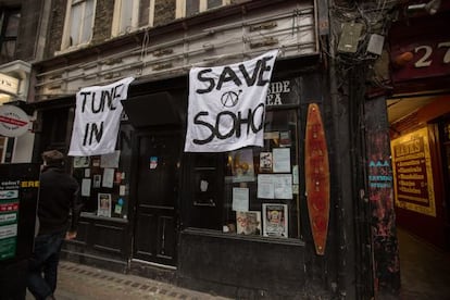 Fachada del 12 Bar, durante la protesta que mantuvieron una treintena de okupas.