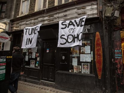 Fachada del 12 Bar, durante la protesta que mantuvieron una treintena de okupas.