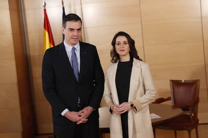 Inés Arrimadas, con Pedro Sánchez en una reunión en diciembre de 2019 para las negociaciones de la investidura.