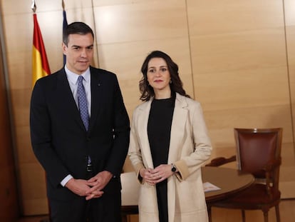 Inés Arrimadas, con Pedro Sánchez en una reunión en diciembre de 2019 para las negociaciones de la investidura.