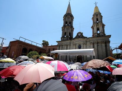 Feligreses participan en un día de rezos por la paz convocado por la Iglesia católica frente a la ola de violencia, en Chapala, Estado de Jalisco (México), este domingo.