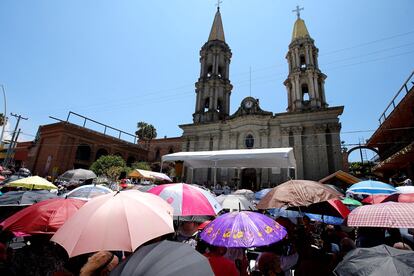 Feligreses participan en un día de rezos por la paz convocado por la Iglesia católica frente a la ola de violencia, en Chapala, Estado de Jalisco (México), este domingo.