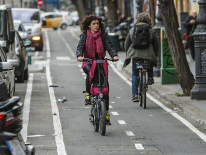Una mujer ciclista en uno de los carriles bici de Valencia.