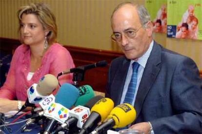 La senadora popular Mercedes Coloma y el vicepresidente del Foro Español de la Familia, Benigno Blanco, durante la rueda de prensa celebrada en Madrid.