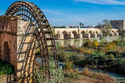 El molino medieval de la Albolafia y, al fondo, el puente romano de Córdoba que atraviesa el Guadalquivir.