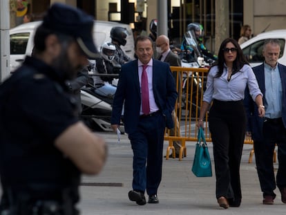 En el centro, Fernando Presencia, a su llegada a la Audiencia Nacional para declarar a principios de julio.