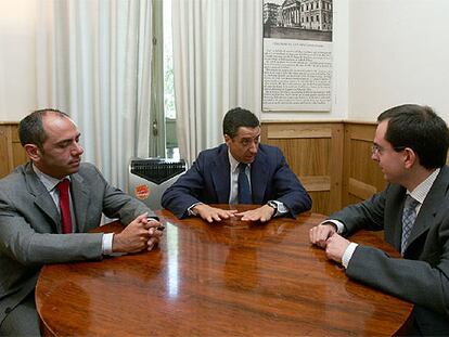 Eduardo Zaplana (centro) en su reunión ayer con Javier Gómez (derecha) y Felipe del Baño.