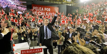 Alfredo Pérez Rubalcaba en el mitin del PSOE de cierre de campaña de las elecciones legislativas 2011 en Fuenlabrada (Madrid), antes de perder en las urnas.