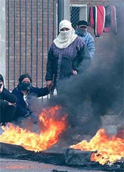 Varios parados, que protestan por el incremento del desempleo que afecta ya al 16% de la población, bloquean una de las principales calles de Buenos Aires. (AP)