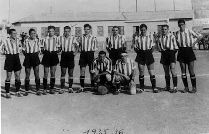 Alineación Partido del Campeonato Regional de Marruecos del Athletic Club de Tetuán contra el Ceuta Sport (1-0) en el Estadio de la Hípica (Tetuán), el 15/09/1935. Arriba: Tamargo, Rojas, Andrés, Mateo, Millán, Molina, Otilio, Bastos, Espasandín, Paco Mateo. Abajo: Claudio y Granados.