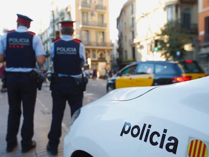 Dos mossos patrullen pels carrers de Barcelona.