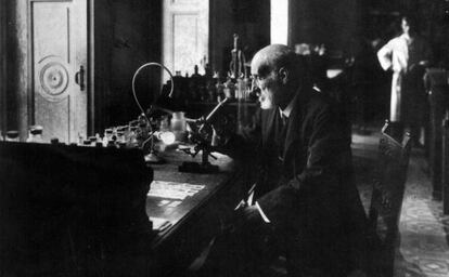 Santiago Ram&oacute;n y Cajal en su laboratorio. 