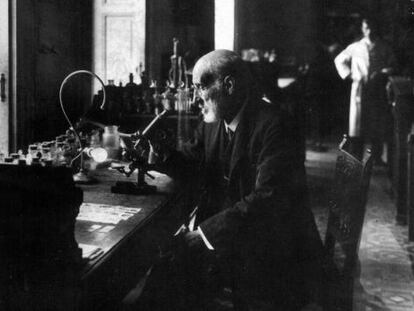 Santiago Ram&oacute;n y Cajal en su laboratorio. 