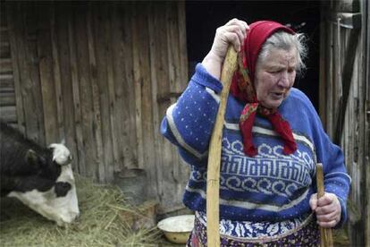 Como Khvionia, de 75 años, cientos de personas han vuelto a sus casas situadas en la zona de exclusión, tras ser abandonadas debido al riesgo para la salud. Algunos, como esta mujer, prefieren retornar a sus hogares pese a la advertencia de las autoridades.